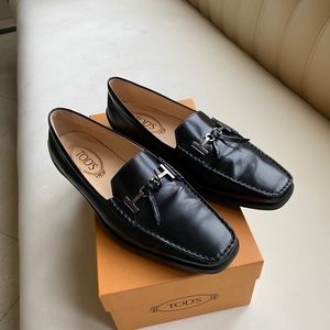 Tod’s black leather women’s moccasins